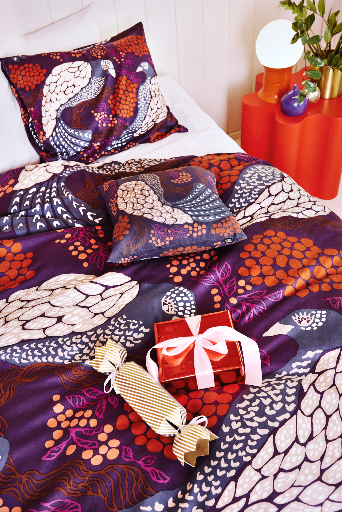 108802-3959_1; Vallila Viserrys-satiinipussilakanasetti Terra-violetti / 150x210 cm 