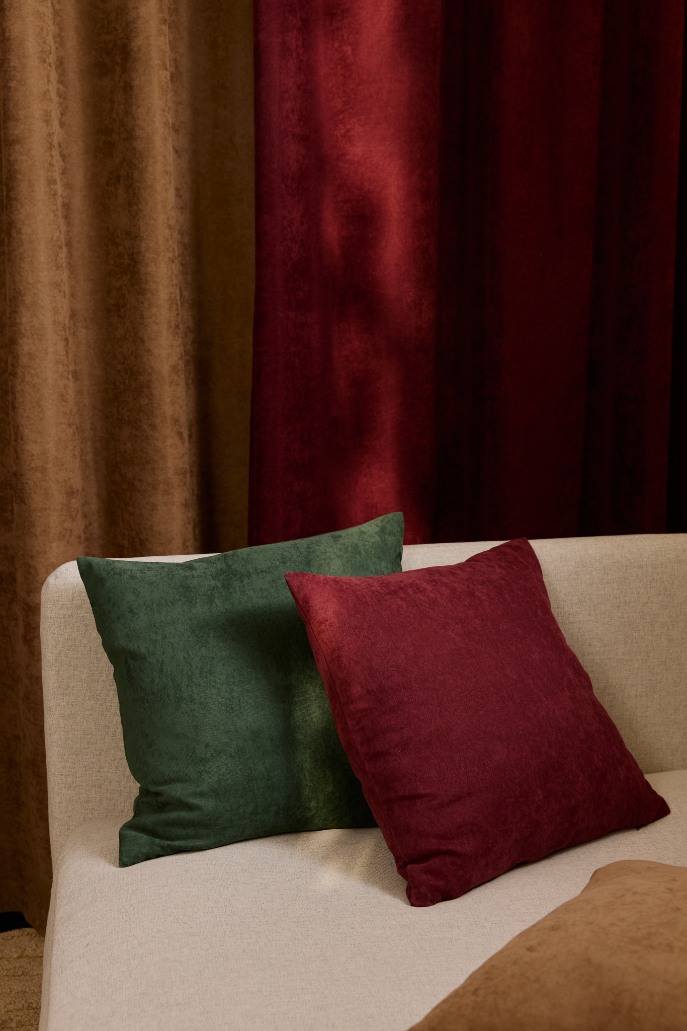 101139-7700_2; 101139-4900_2; Vallila Royal-koristetyynynpäällinen Burgundy / 43x43 cm 