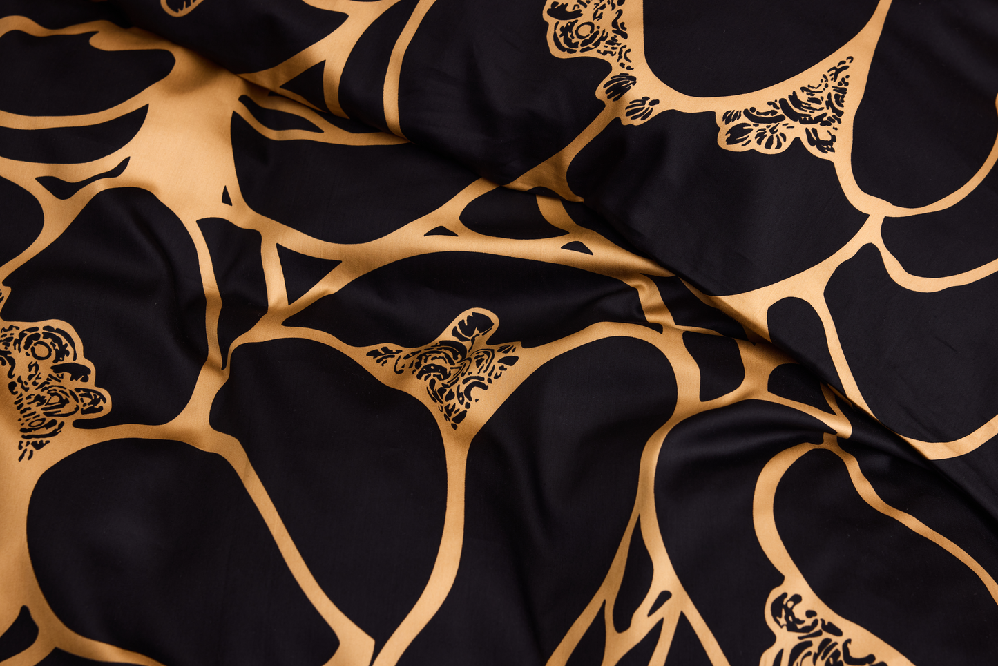 105091-9290_2; Vallila Makeba-satiinipussilakanasetti Musta-kulta / 150x210 cm 
