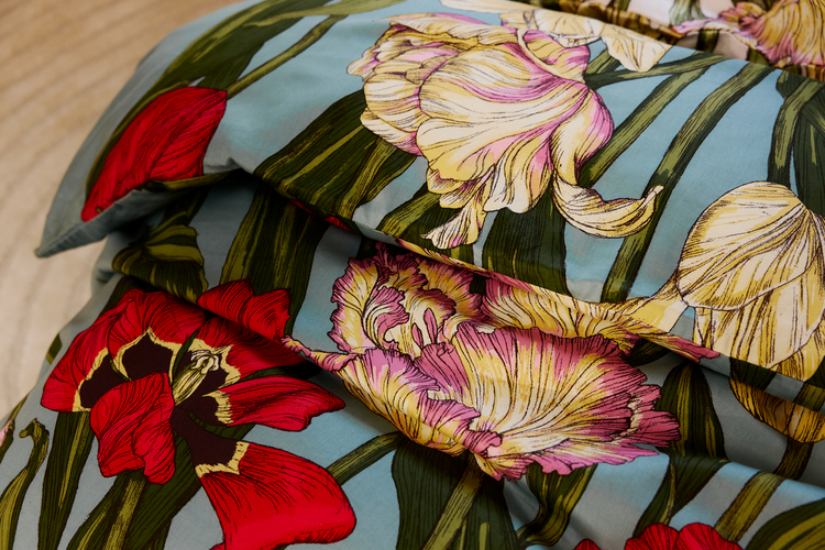 109038-8000_3; Vallila Kukoistus-satiinipussilakanasetti Monivärinen / 150x210 cm 