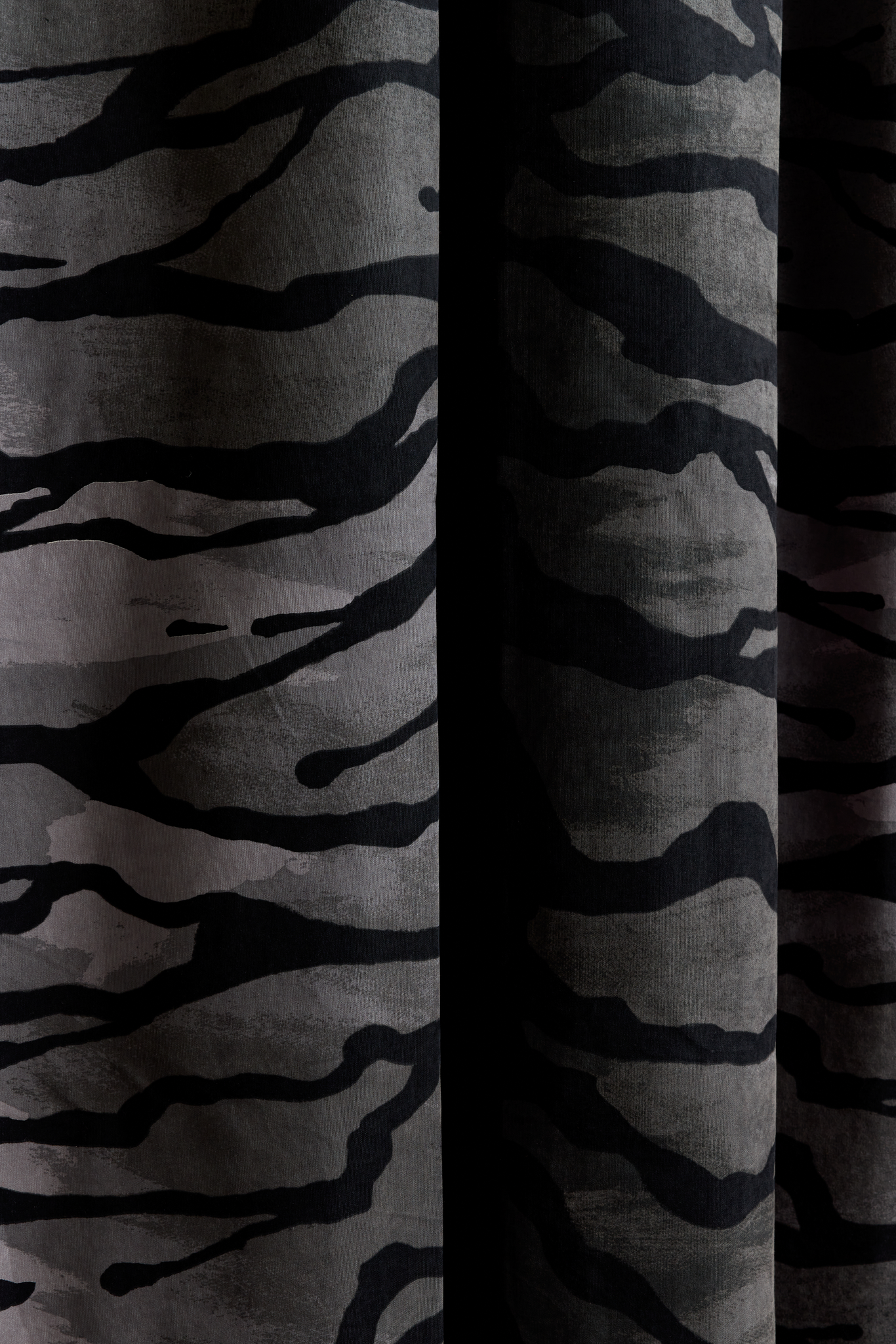 109126-9700_1; Vallila Kuuma puuma -verho Harmaa / 140x250 cm 