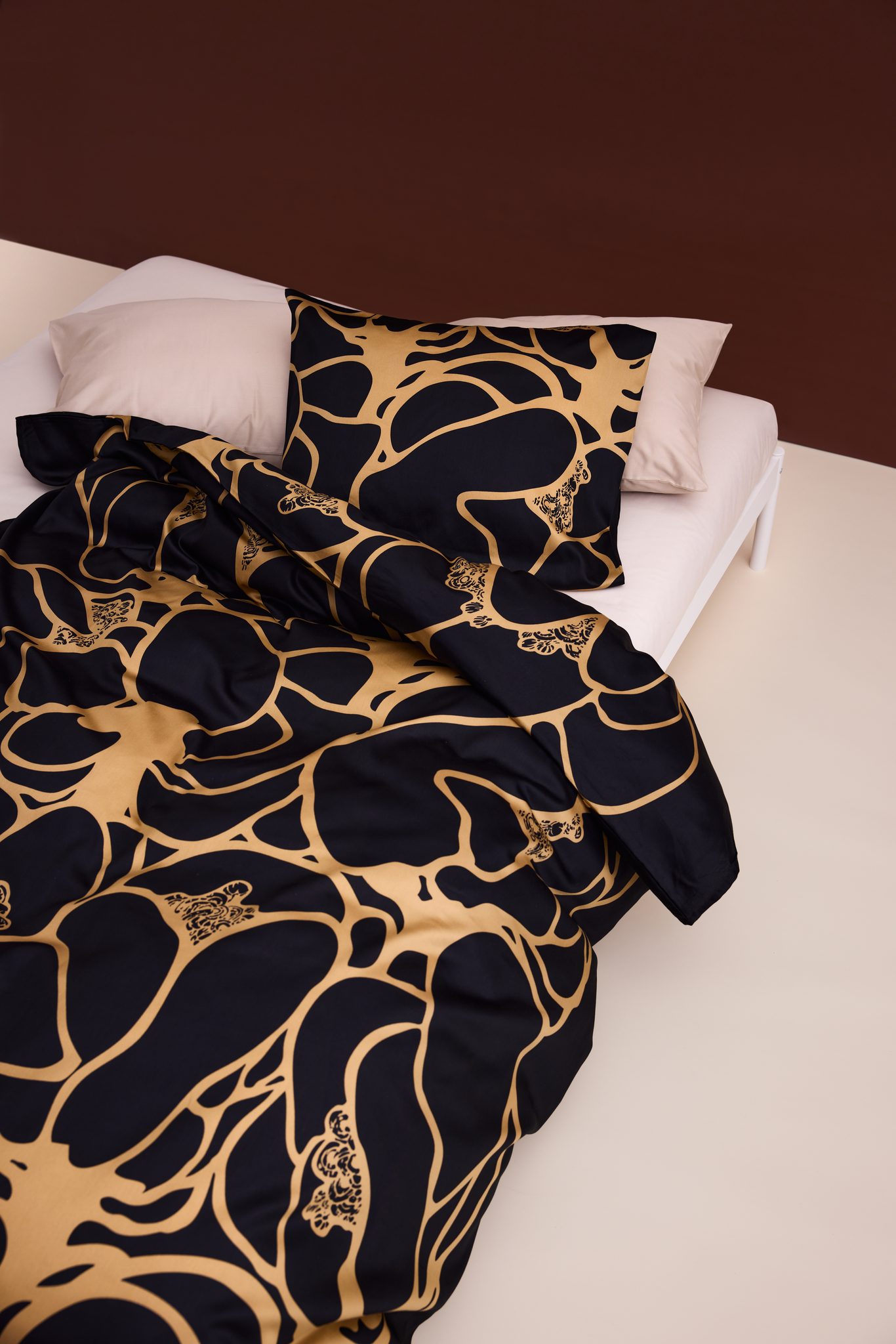 105091-9290_1; Vallila Makeba-satiinipussilakanasetti Musta-kulta / 150x210 cm 