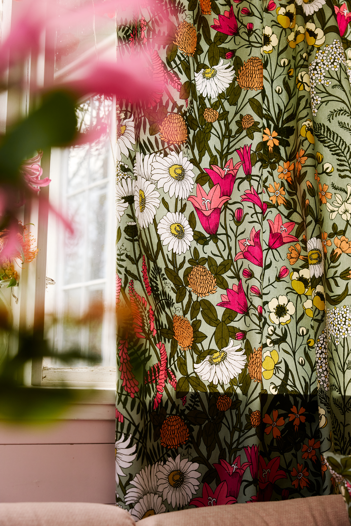 109006-7343_2; Vallila Ahomaa-verho Vihreä-pinkki / 140x240 cm 