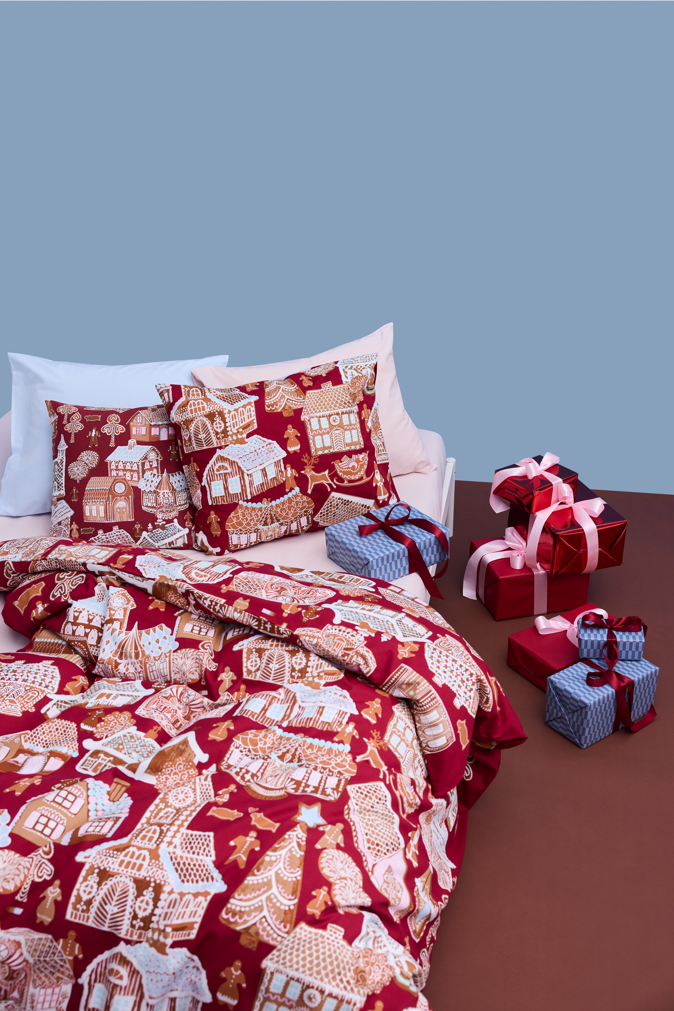 108954-4700_1; Vallila Piparikylä-pussilakanasetti Punainen / 150x210 cm 