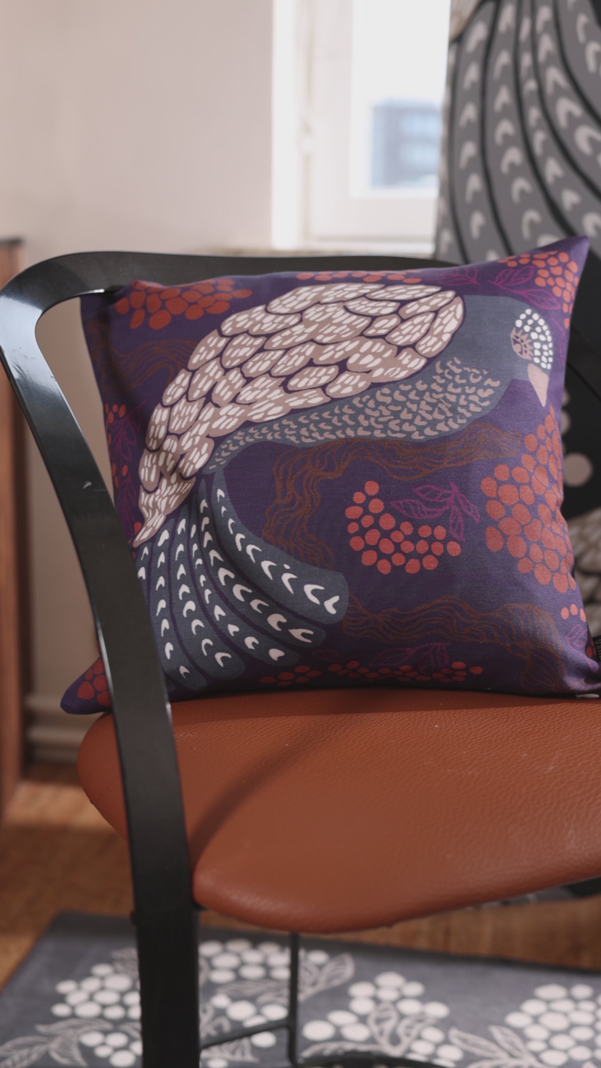 108910-3959_2; Vallila Viserrys-koristetyynynpäällinen Terra-violetti / 43x43 cm 